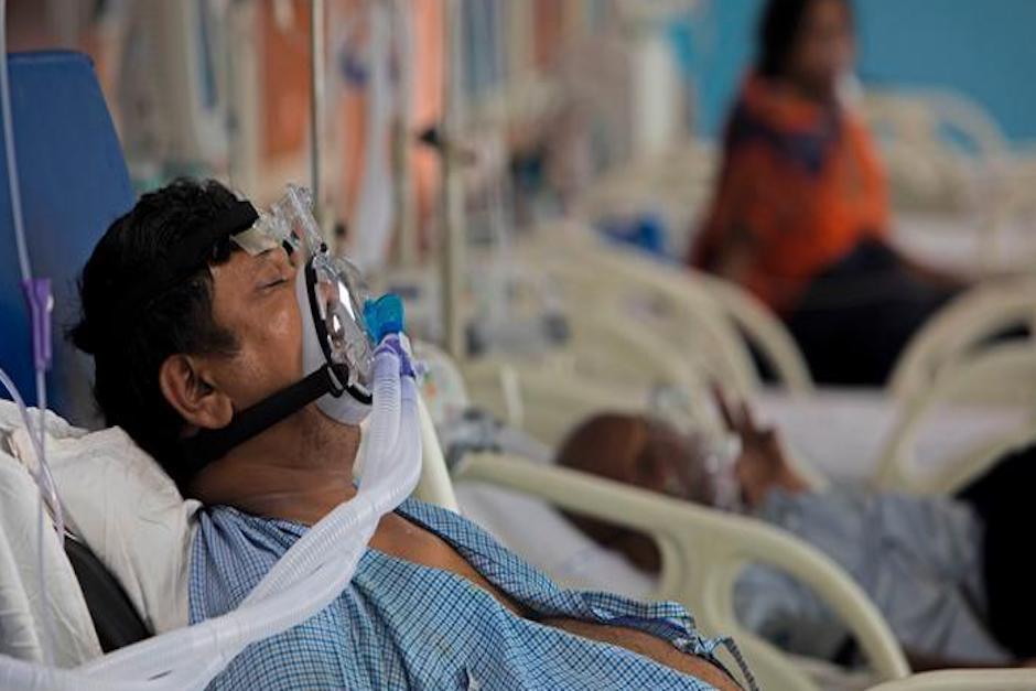 Directores de hospitales relatan que están saturados con pacientes con covid-19. (Foto: AFP)