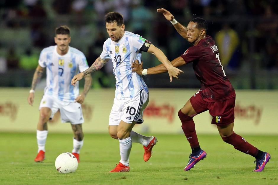 Argentina luce recargada en la ruta que lleva al Mundial de Catar-2022 al vencer a Venezuela 3 a 1. (Foto: AFP)