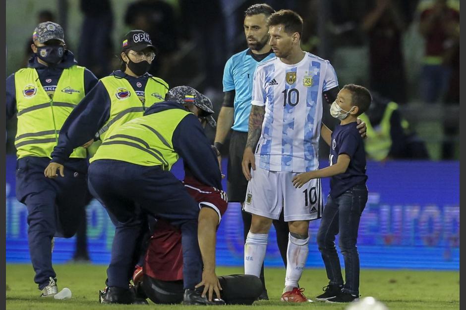 El menor corri&oacute; por el campo para abrazar a Messi. (Foto: AFP)&nbsp;