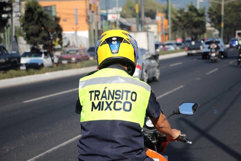 La persona portaba una chumpa de dos colores, similares a las que utilizan los Policías Municipales de Tránsito. (Foto: Tránsito Mixco)