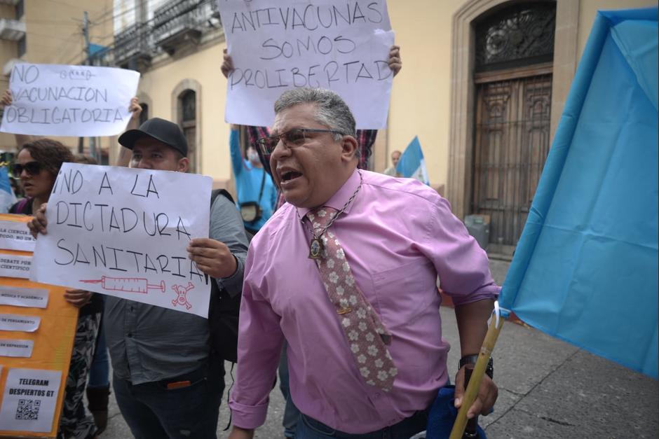 En las afueras del Congreso de la República un grupo de personas manifiestan en contra de la vacunación. (Foto: Wilder López/Soy502)