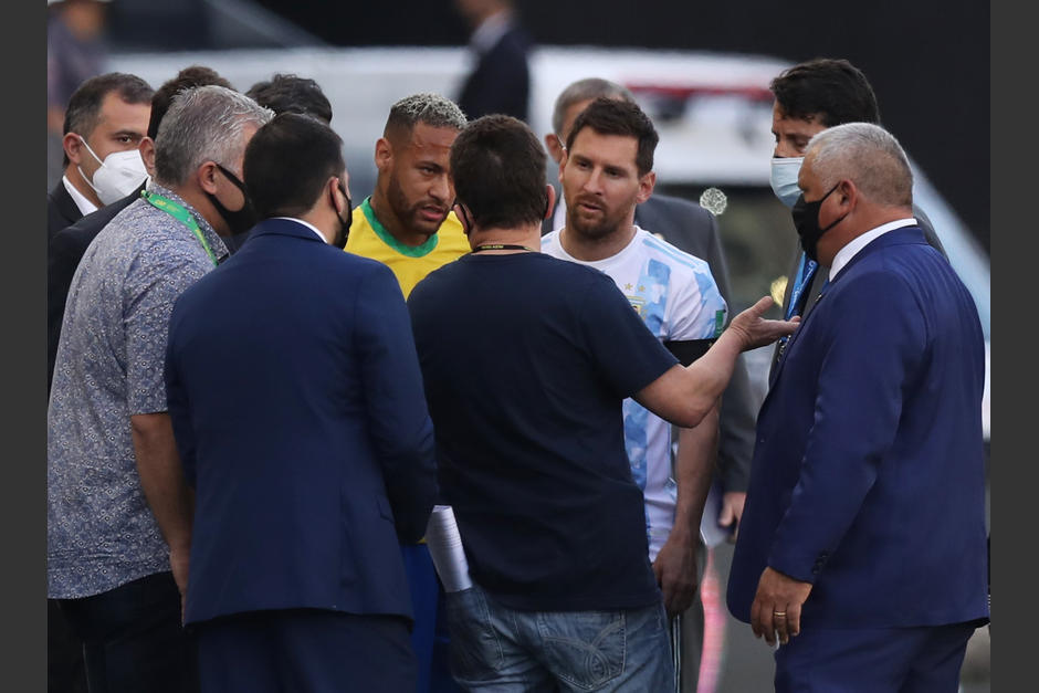 Leo Messi expone su opinión ante uno de los agentes brasileños. (Foto: Twitter)