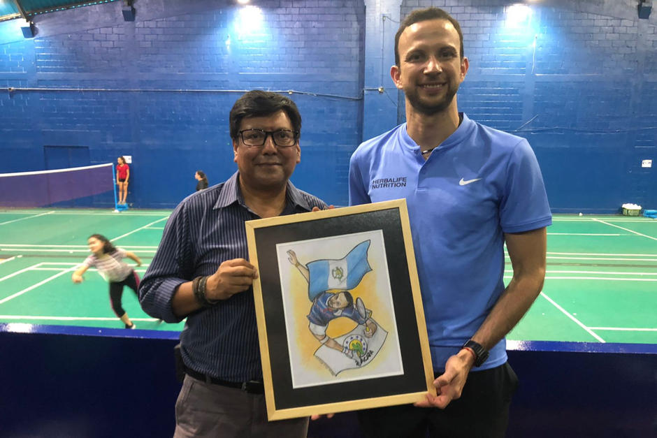 El artista quetzalteco Marvin V&aacute;squez entreg&oacute; una ilustraci&oacute;n de Kevin Cord&oacute;n para rendirle homenaje. (Foto: cortes&iacute;a/Soy502)