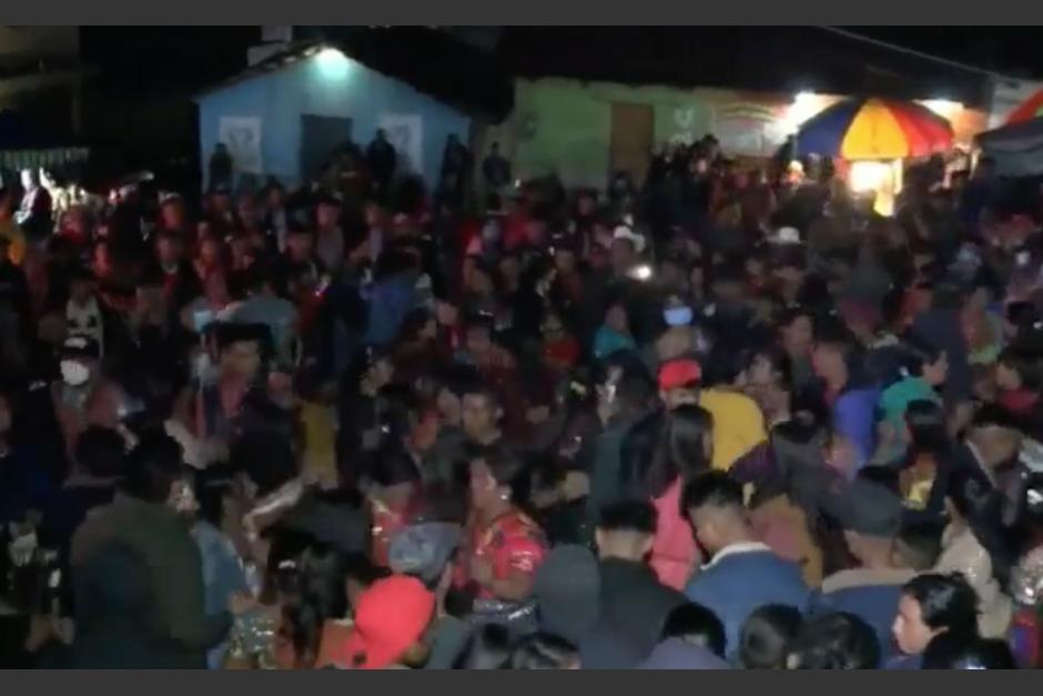 La PNC acudi&oacute; a las fiestas masivas en Quich&eacute; pero no pudieron impedirlas. (Foto: Captura de video)