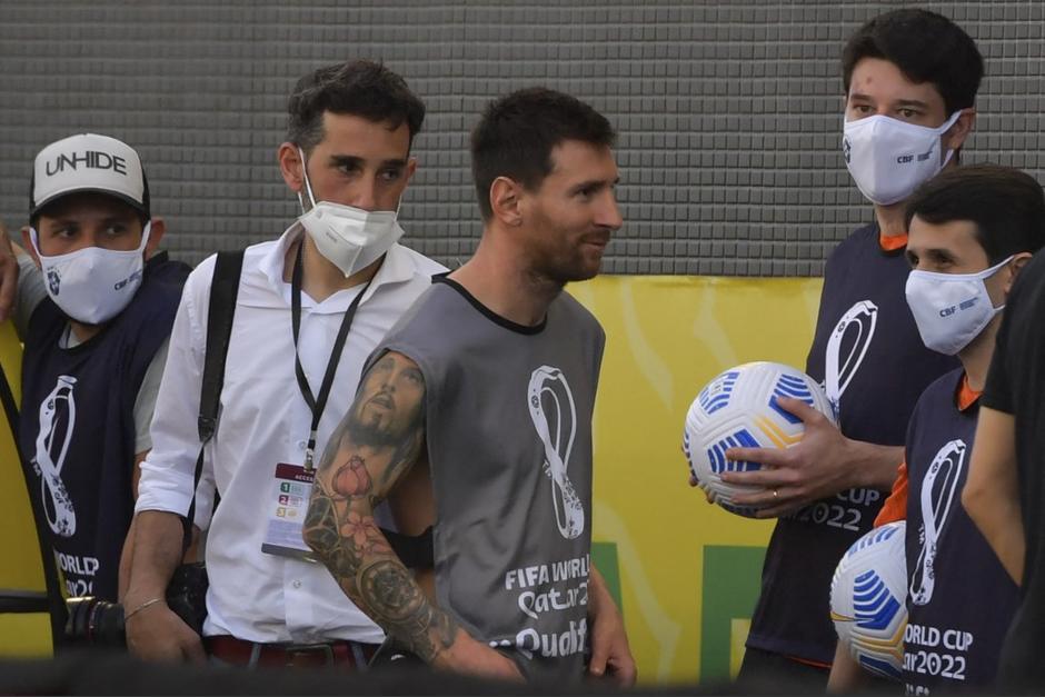 Luego de ingresar al vestuario y quitarse la camisola, Messi salió con un chaleco de fotógrafo. (Foto: AFP)&nbsp;