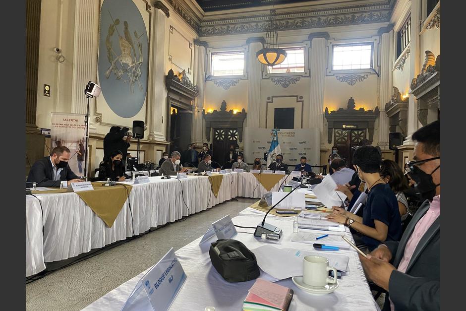 Diputados y autoridades de Salud y del IGSS analizan ley para realizar compras. (Foto: Congreso)