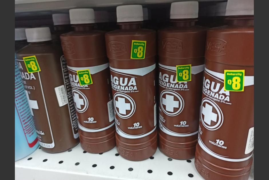 Agua oxigenada del IGSS y de MSPAS estaba siendo vendida en las tiendas de Dollarcity. (Foto: Wilder L&oacute;pez/Soy502)