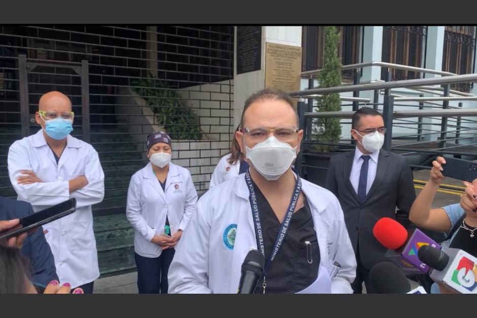 M&eacute;dicos presentaron amparo contra el presidente Alejandro Giammattei. (Foto: Facebook)