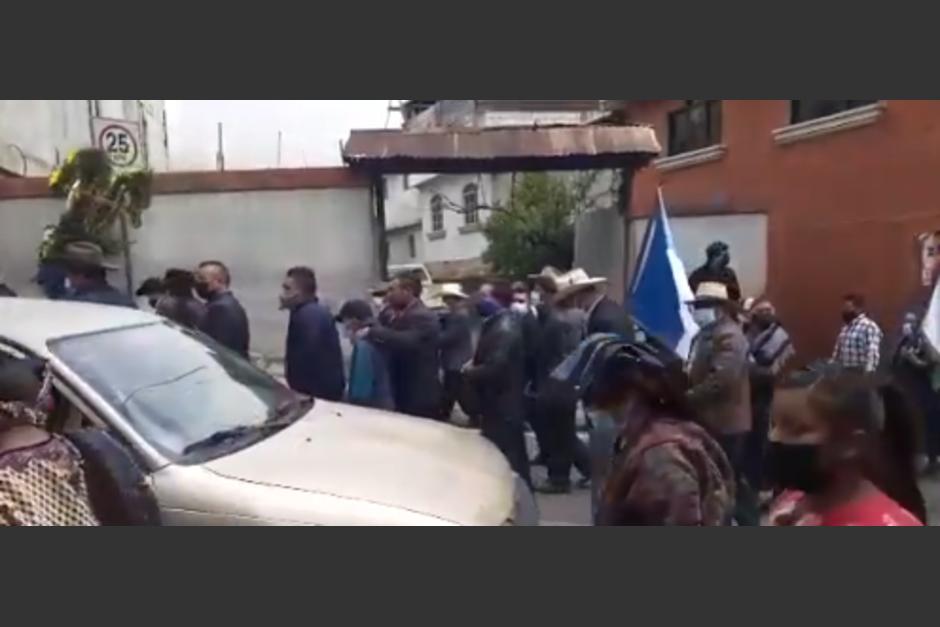 Pobladores de Almolonga realizan un sepelio masivo. (Foto: captura de pantalla)&nbsp;