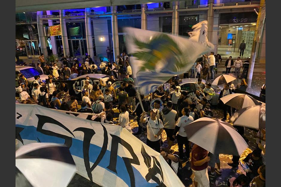 Aficionados cremas realizaron banderazo de apoyo previo al Cl&aacute;sico 315. (Foto: Cortes&iacute;a Andr&eacute;s ADF)