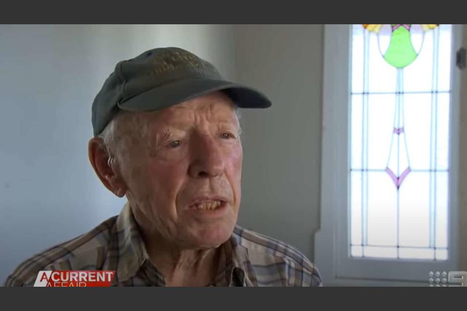 Anciano deposita su dinero en una cuenta equivocada y la persona no quiere regresarselo. (Foto: Captura de pantalla v&iacute;a YouTube/A Current Affair)