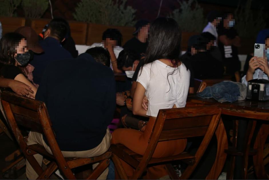 Un grupo de jóvenes que convivía en un bar de zona 16 fue capturados por no respetar la Ley Seca. (Foto: PNC)&nbsp;