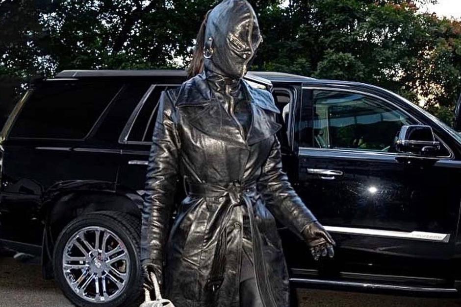 La famosa empresaria us&oacute; un atuendo de cuero que cubr&iacute;a su rostro con una m&aacute;scara. (Foto: Facebook Kim Kardashian)&nbsp;