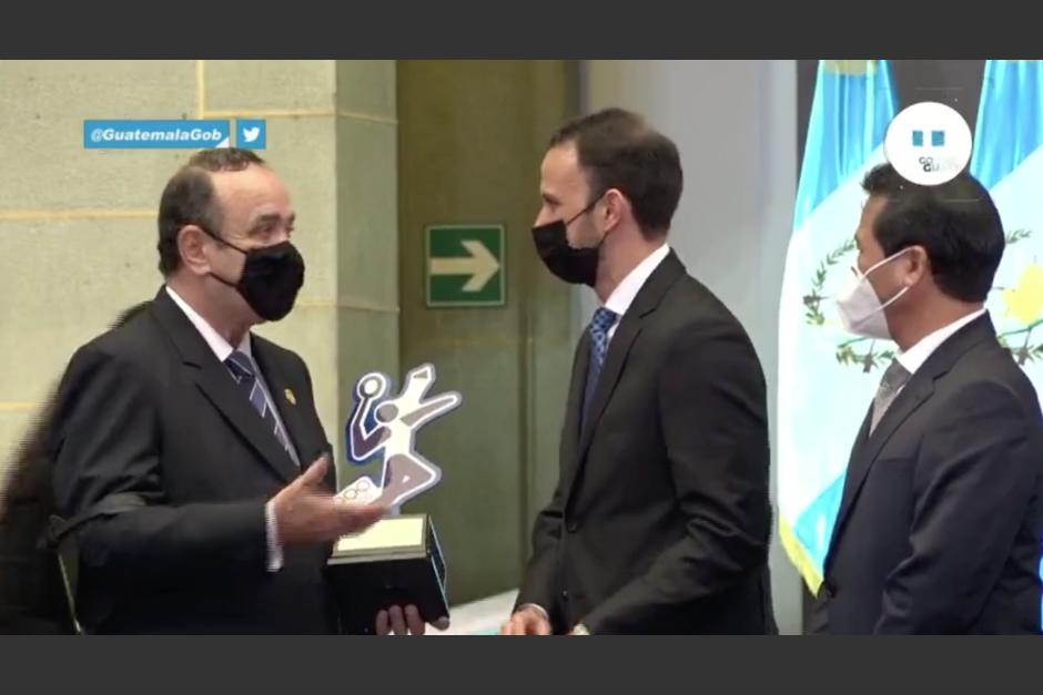 El presidente participó en la entrega de un reconocimiento para los atletas. (Foto: captura video)&nbsp;