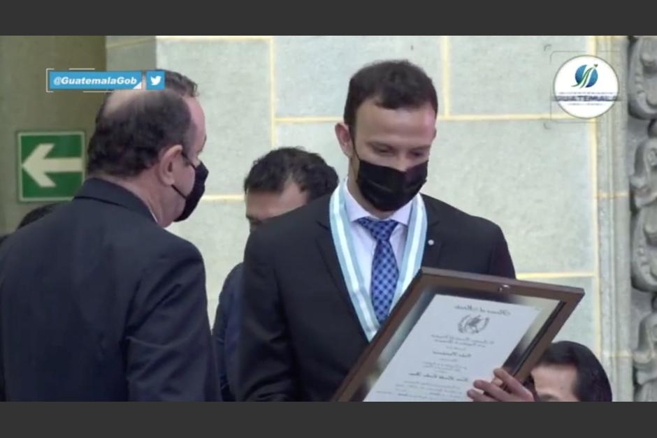 Kevin Cordón recibió la Orden Presidencial. (Foto: Captura video)&nbsp;