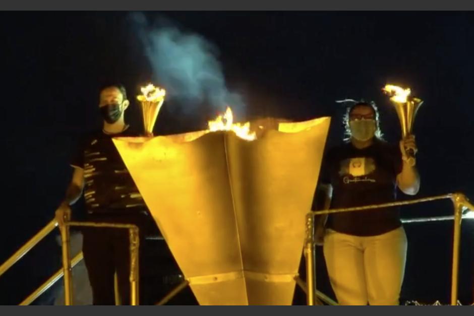 Dos destacados atletas encendieron el fuego patrio durante una celebraci&oacute;n por el Bicentenario de Independencia. (Foto: captura de video)