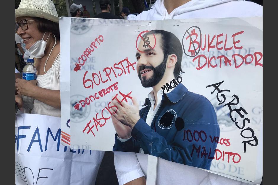 Carteles contra Nayib Bukele eran portados por manifestantes en El Salvador. (Foto: La Prensa)