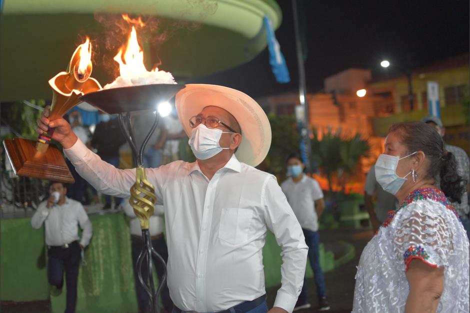 El alcalde de Santa Lucía Cotzumalguapa, Romeo Ramos, participa en las fiestas para celebrar el Bicentenario de Independencia. (Foto: Facebook/Romeo Ramos)