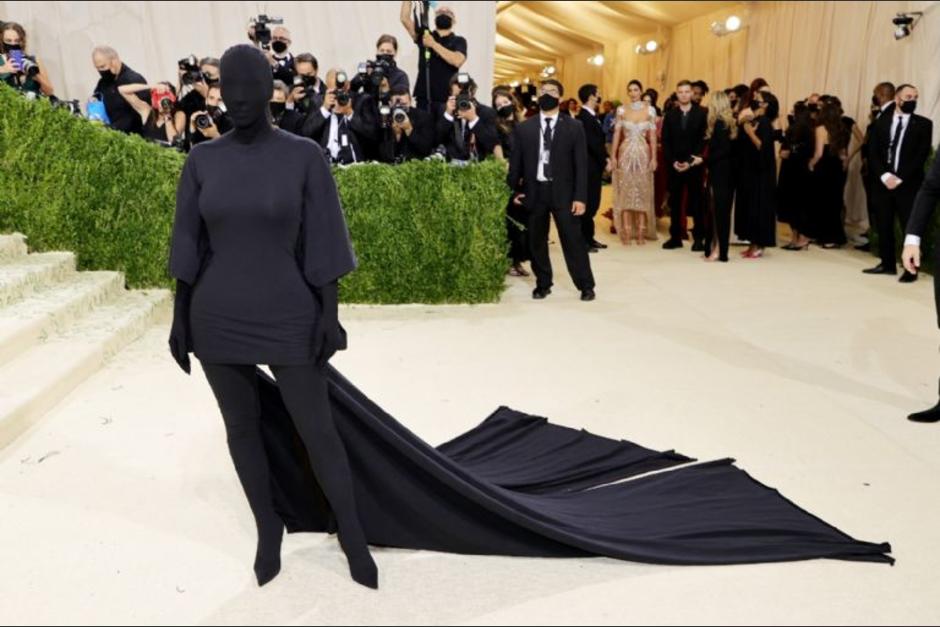Kim Kardashian sorprendi&oacute; con un atuendo que cubr&iacute;a todo su rostro. (Foto: AFP)