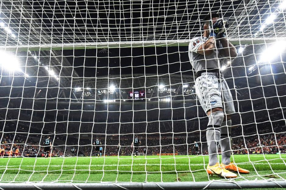 Thomas Strakosha, portero de Lazio cometi&oacute; un error al atajar el bal&oacute;n. (Foto: AFP)