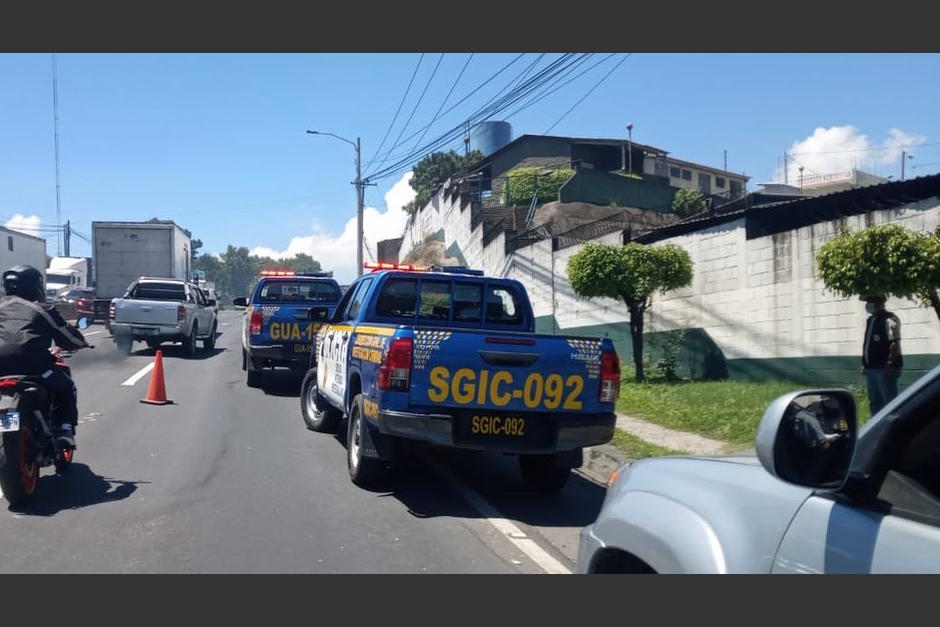 Un operativo caus&oacute; alarma en la ruta al Pac&iacute;fico, en donde detuvieron a un conductor que transportaba 6 mil quetzales y cinco colmillos de supuesta droga. (Foto: PMT Villa Nueva)