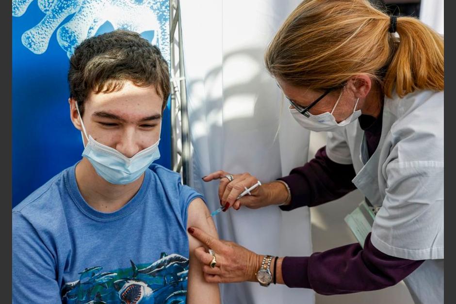 La vacunación de menores de 12 a 17 años fue autorizada por el Congreso. (Foto: AFP)