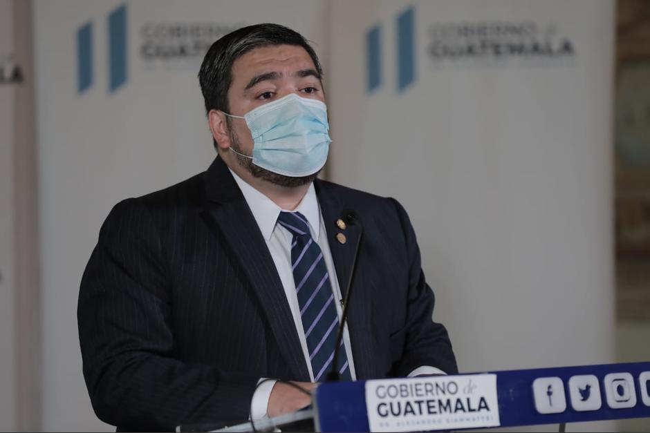 El ministro de Energ&iacute;a y Minas, Alberto Pimentel, justifica la compra de monedas para coleccionistas por parte del INDE. (Foto: Archivo/Soy502)