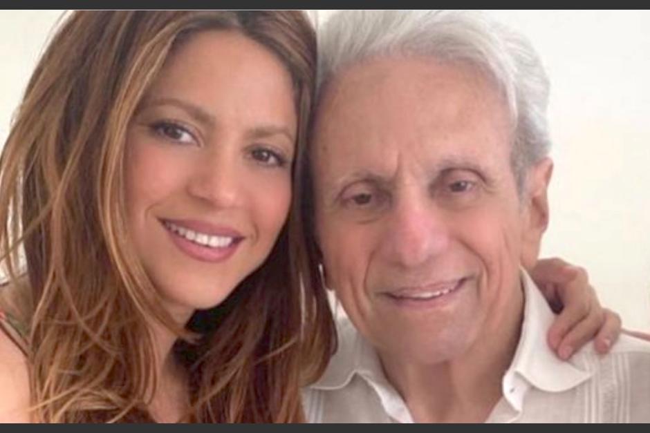 Shakira junto a su pap&aacute;, quien festej&oacute; 90 a&ntilde;os de vida bailando junto a su hija. (Foto: TikiTakas)