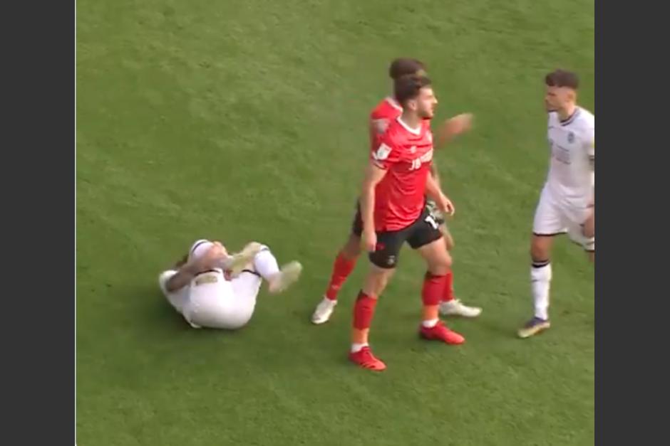 Los jugadores de ambos equipos de forcejearon. (Foto: captura de pantalla)&nbsp;