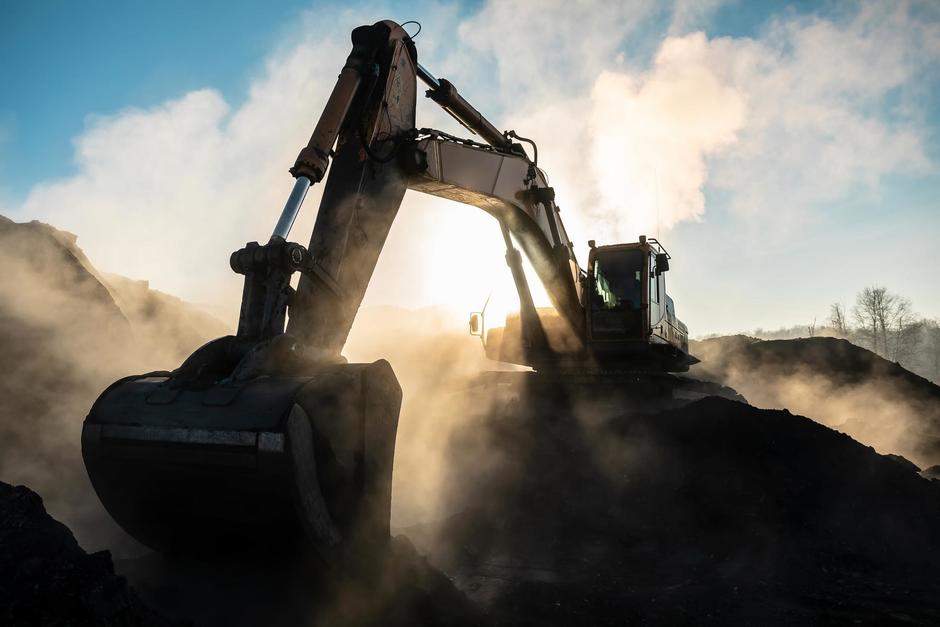 El hombre molesto utilizó una excavadora para destruir los camiones. (Foto: Shutterstock)