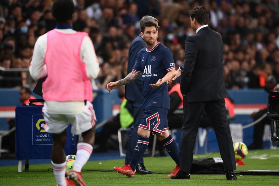 El t&eacute;cnico del PSG sac&oacute; de cambio al argentino en el minuto 76. (Foto: AFP)&nbsp;