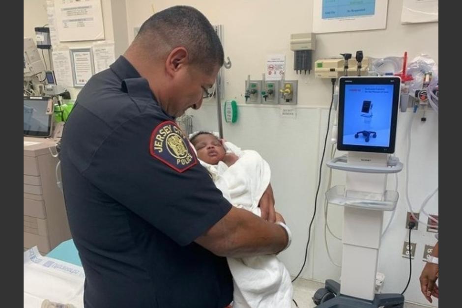 El oficial Eduardo Matute puso a salvo la integridad del beb&eacute; que era reh&eacute;n de un hombre que amenazaba con hacerle da&ntilde;o. (Foto: Steve Fulop)