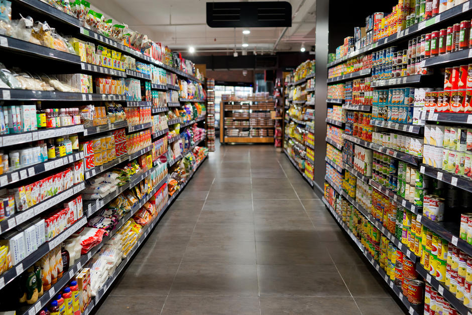 Personas son captadas robando artículos en un supermercado de Salamá, Baja Verapaz. (Foto: Shutterstock)