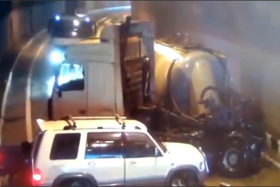 El incidente sorprendi&oacute; a los conductores que no pudieron evitar el choque en cadena. (Captura Video)