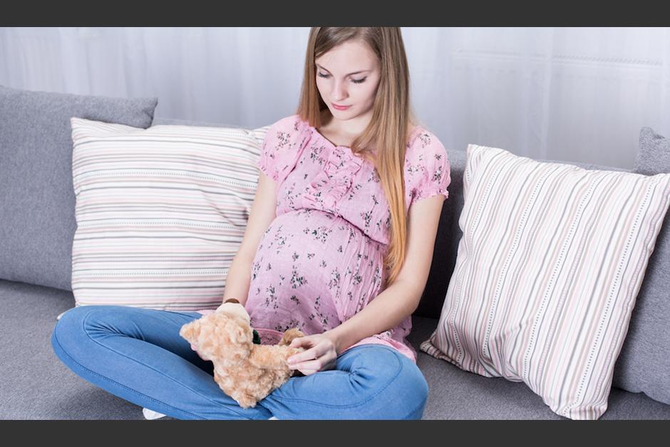 Salud ya vacunó contra el Covid-19 a más de 100 menores embarazadas. (Foto: Shutterstock)