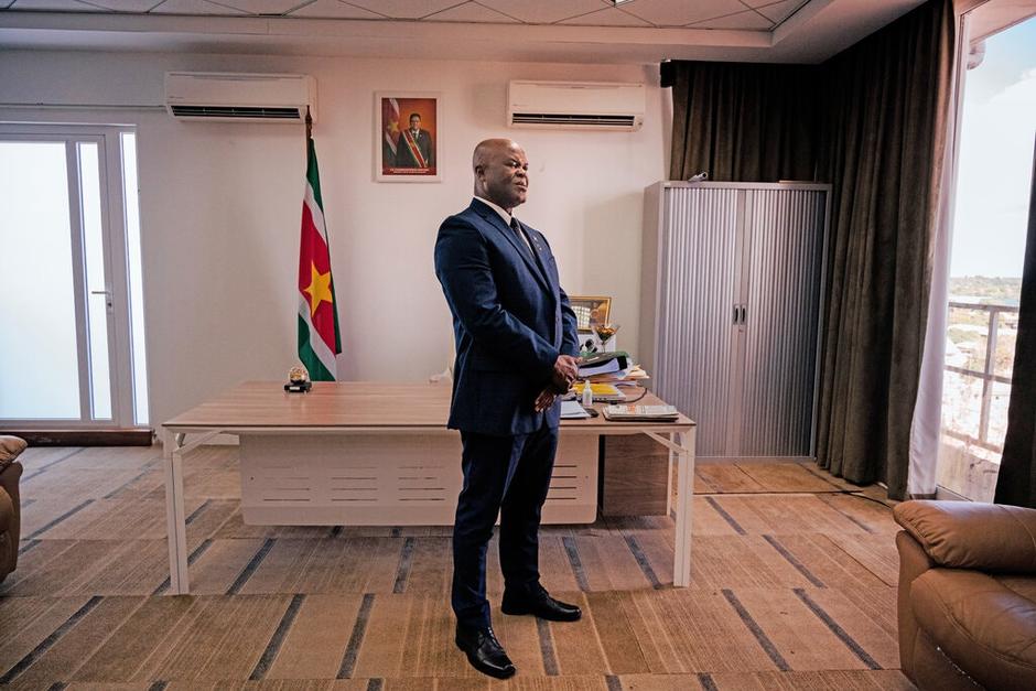 Ronnie Brunswijk ha tenido una trayectoria controversial y ahora es uno de los m&aacute;s altos dirigentes de Surinam. (Foto: New York Times)