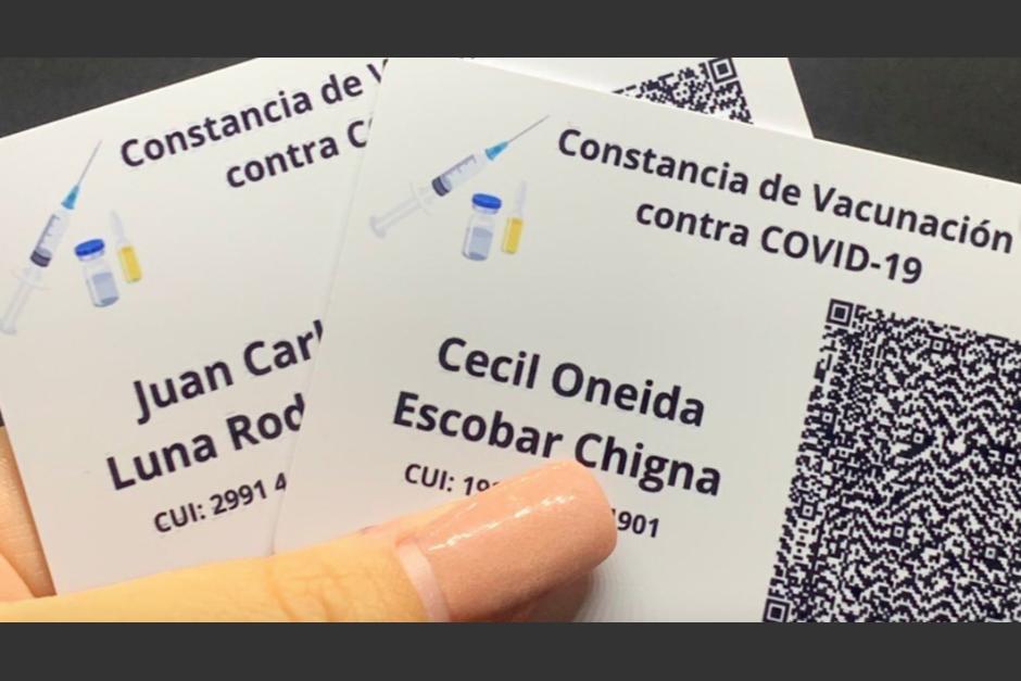 Una de las guatemaltecas ofrece las constancias para llevar a todos lados. (Foto: captura pantalla)