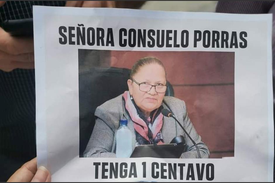 Organizaciones sociales y colectivos realizaron un plantón para regalarle "un centavo de vergüenza" a la fiscal General Consuelo Porras. (Foto: Cortesía)