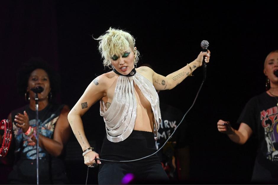 Miley Cyrus siempre ha sido sincera sobre los problemas de salud mental que ha enfrentado desde joven. (Foto: AFP)
