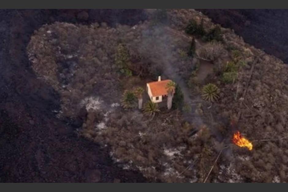 Una casa se salvó de ser afectada por la lava del volcán Cumbre Vieja que se encuentra en erupción. (Foto: Alfonso Escalero)