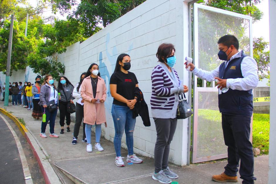 Las personas podr&aacute;n asistir a los centros de vacunaci&oacute;n peatonal o vehicular que atienden dentro de la Usac este fin de semana. (Foto: Fredy Hern&aacute;ndez/Soy502)