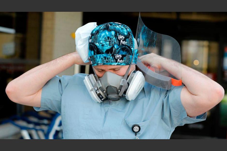 Un m&eacute;dico se desahog&oacute; a trav&eacute;s de las redes sociales despu&eacute;s de recibir respuestas negativas sobre la vacunaci&oacute;n contra el covid-19. (Foto: univision.com)