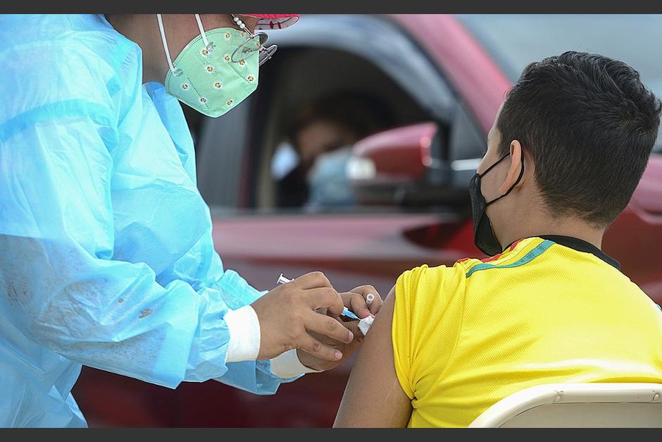 El IGSS aplicar&aacute; la segunda dosis de las vacuna a quienes viajaron al extranjero por la primera. (Foto: AFP)