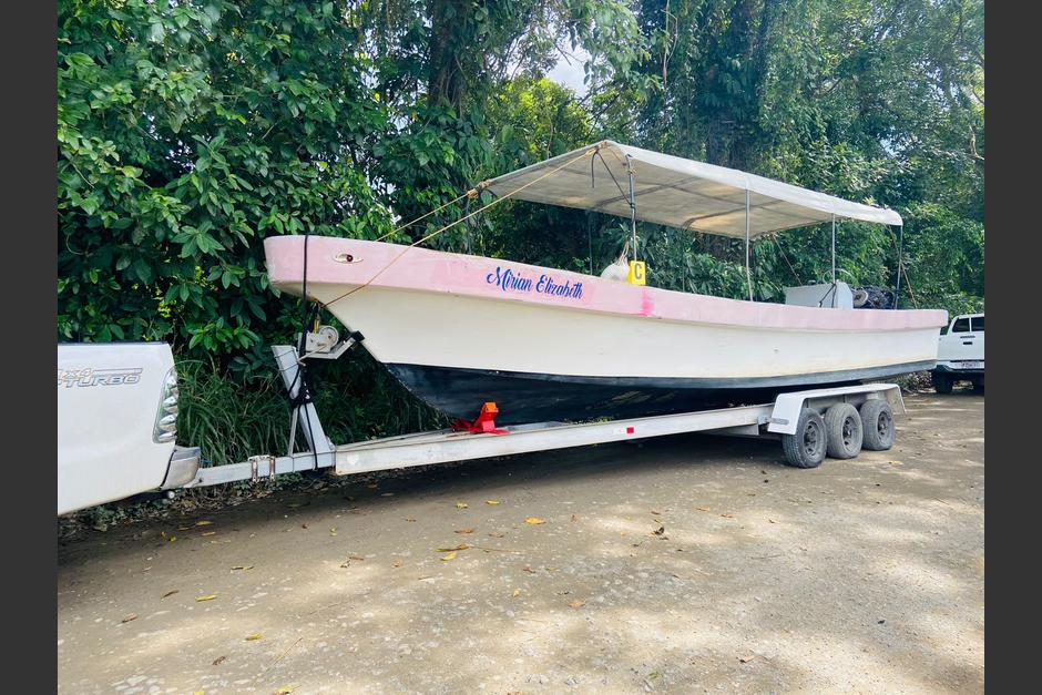Una lancha, que era remolcada por dos veh&iacute;culos, fue localizada con il&iacute;citos en Izabal. (Foto: MP)