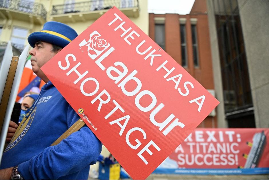 Activista anti-Brexit se manifiesta el d&iacute;a de la inauguraci&oacute;n de la conferencia anual del Partido Laborista en el Brighton Centre en Brighton, en la costa sur de Inglaterra. (Foto: AFP)