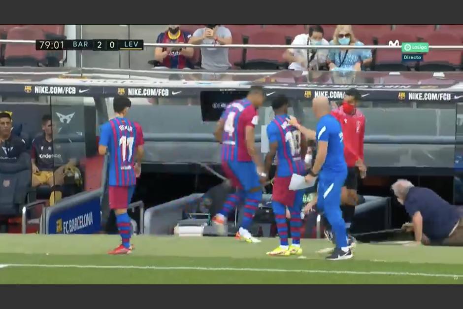 El hombre se cay&oacute; frente a los jugadores que acudieron para apoyarlo y levantarlo. (Captura Video)