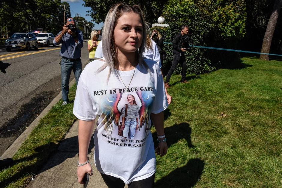 Cientos de personas asistieron al funeral de Gabby Petito y escucharon el conmovedor discurso del padre de la fallecida joven. (Foto: AFP)