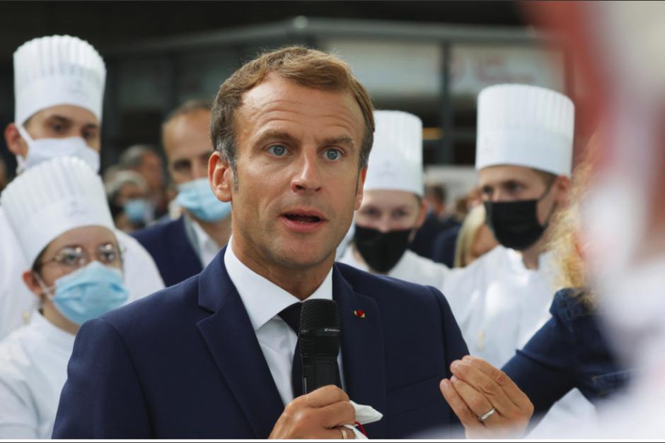 Momento en que el huevo rebota en el rostro del presidente de Francia, Emmanuel Macron. (Foto: AP)&nbsp;