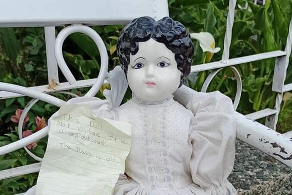Desconocidos abandonaron en una banca de San Marcos una misteriosa muñeca. El objeto estaba acompañado de un mensaje en inglés. (Foto:&nbsp;Tv San José Río Hondo, San Lorenzo San Marcos)&nbsp;