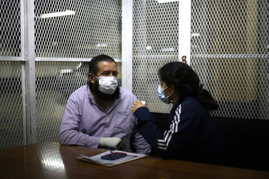 Otto G&oacute;mez fue custodiado por un numeroso grupo de agentes de la PNC. (Foto: Wilder L&oacute;pez / Soy502)&nbsp;